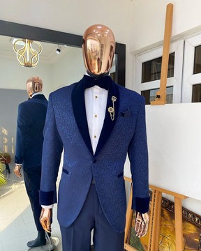 Un costume blazer bleu marine en jacquard à motif floral et revers châle
