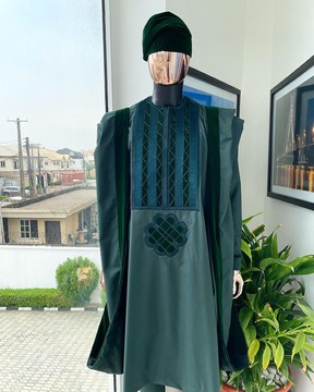 Un monochrome vert de course britannique rechargé avec des détails en velours italien imbibé d'agbada