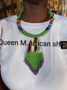 Colliers mi-longs femmes africaines
