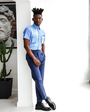 Une nuance de mélange de chevrons de bleu chemise décontractée à manches courtes et col italien