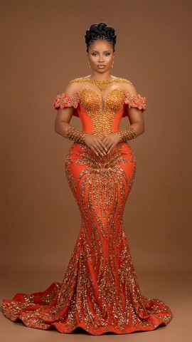 Robe de soirée de luxe à épaules dénudées, ornée de perles et fendue haut sur la cuisse