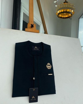 Un petit rabat noir anthracite avec des détails de couronne d'abeilles dorées originaire du caftan