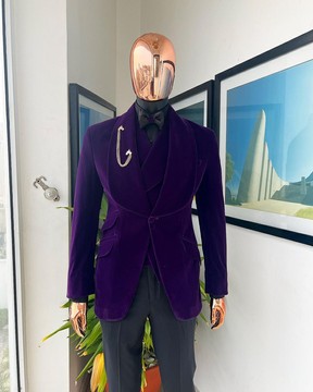 Un costume de smoking en velours violet aubergine à revers châle.