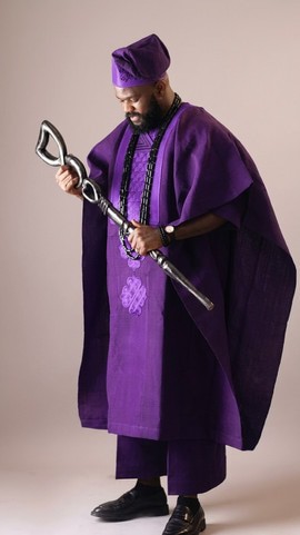 Ensemble Agbada violet royal 3 pièces pour homme | Tenue traditionnelle brodée pour mariage africain