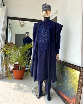 Une Agbada africaine sur mesure bleu nuit