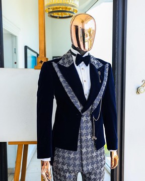 Un costume de smoking à revers superposés, en jacquard à carreaux pied-de-poule « octopussy » bleu marine et bleu Carolina clair, à 4 revers