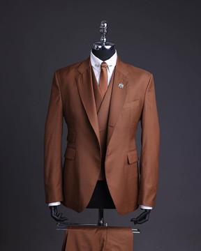 Un costume marron noyer, tricoté, à revers cranté, un manteau croisé à la taille et un pantalon Trosuer
