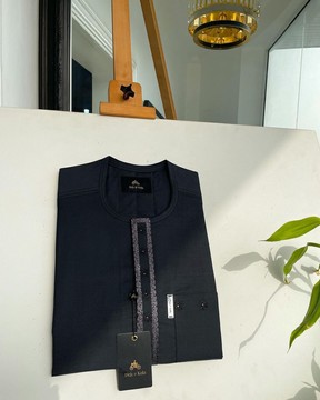 Un caftan vert Sacramento, voies rectangulaires et rabat avant à pois et broderie de poche