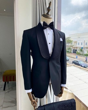Un costume de mariage smoking noir à revers châle