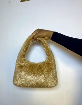 Sac à épaule doré duveteux