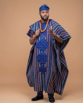 Ensemble Aso-Oke Agbada – Tenue traditionnelle pour homme en 4 pièces avec broderie bleu roi et Fila assorti