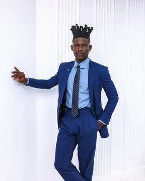 Un costume d'affaires en maille de lin bleu marine à revers cranté