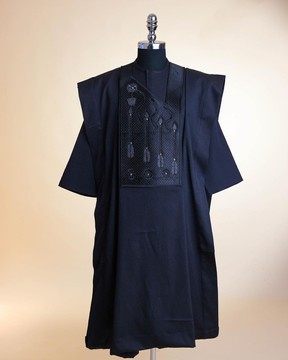 Un motif de broderie monochrome anthracite noir, flèche et fil métallique floral Agbada