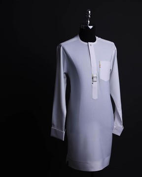 A Blanc, rabat avant, boucle entrelacée, manches 3/4 Africain sénateur caftan natif.