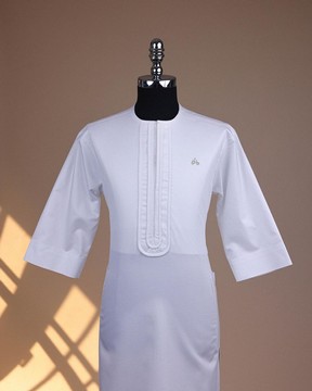 Un blanc brillant, détails de rabat avant superposés, caftan de sénateur africain à manches 3/4 natif.