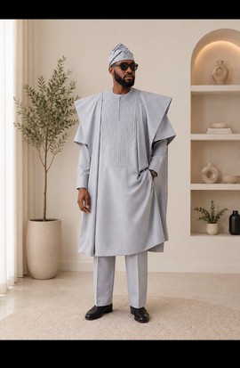 Ensemble Agbada gris pour homme – Tenue traditionnelle nigériane en tissu senator avec détail de plis nervurés sur la poitrine et casquette