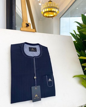 Un caftan traditionnel africain à rayures crayon bleu nuit.