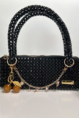 Sac bandoulière perlé fait main Amaya pour vos sorties - Breloque cerise rouge, accents en cristal et chaîne à cerises dorée