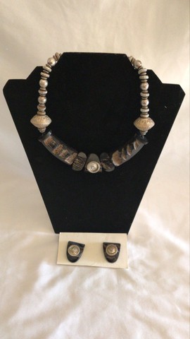 Ensemble collier et boucles d'oreilles gris marbré
