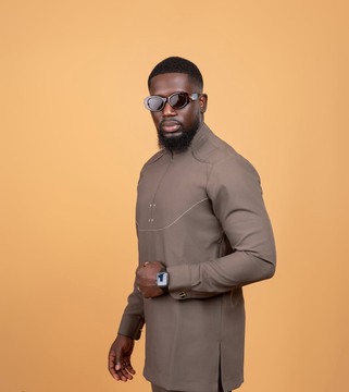 Tenues et Chemises à Motifs Uniques et Couleurs Vibrantes