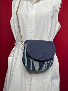 Shoulder flap or crossbody bag in genuine woven Ndop and 100% blue leather.