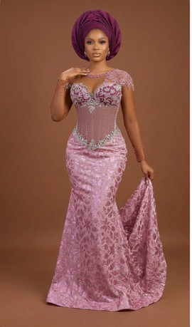 Robe corset en dentelle mauve