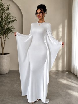 Robe longue blanche en satin à manches cape – Robe moulante à manches longues avec manches drapées en forme d’ailes