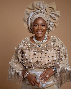 Ensemble blouse et pagne en aso-oke champagne doré orné de perles, avec gele