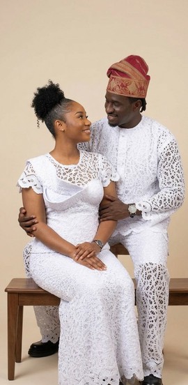 Ensemble élégant assorti en dentelle blanche pour couple