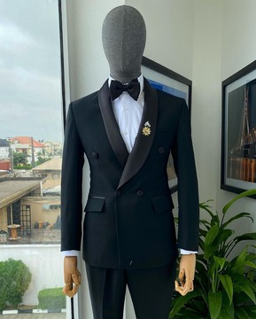 Un costume, une chemise et un pantalon de smoking croisés noir anthracite à revers châle
