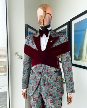Un smoking à motif cachemire floral "pieuvre" avec un costume à revers en pointe en velours imbibé de rouge acajou entrecroisé
