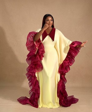 Caftan luxueux en soie crème avec manches à volants en organza bordeaux