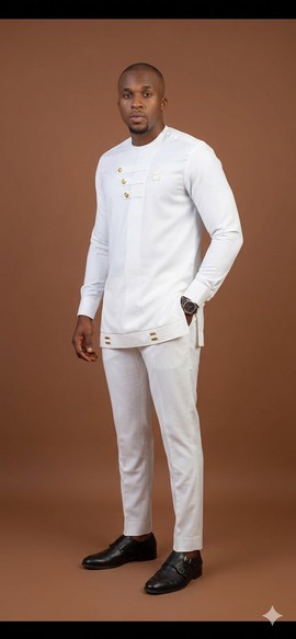 Ensemble kaftan modernisé d’un blanc immaculé avec des accents dorés