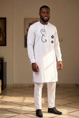 Ensemble sénateur deux pièces blanc pour homme, kaftan et pantalon — mariage/cérémonie