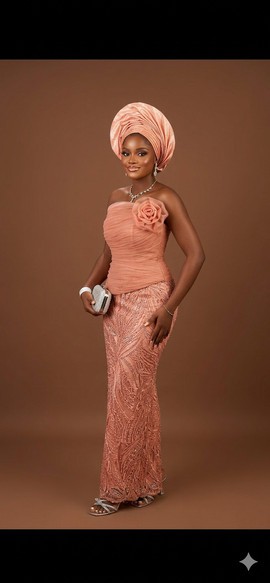 Robe corail pêche ornée de détails décoratifs