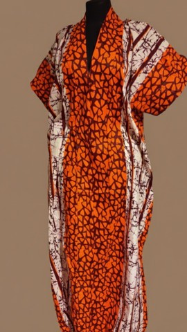 Robe kimono à motifs orange et blancs, saisissante, pour un look audacieux