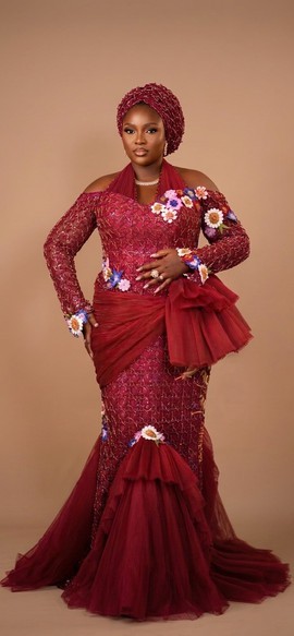Ensemble robe sirène Aso Ebi florale ornée et Gele pré-noué couleur bordeaux royal