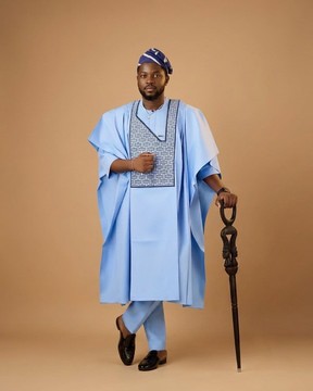 Ensemble Agbada pour homme bleu ciel africain brodé à tissage panier