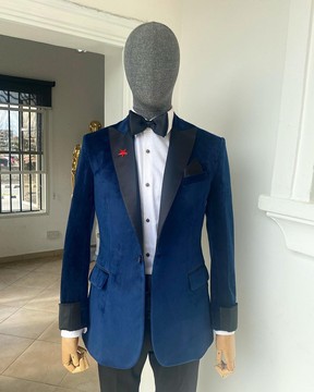 Un smoking bleu marine en velours à revers en pointe