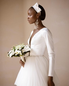 La robe en tulle à manches longues et à volants en satin Mikado « Eva »