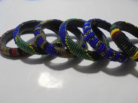 6 bracelets Maasaï en cuir et perles du Kenya