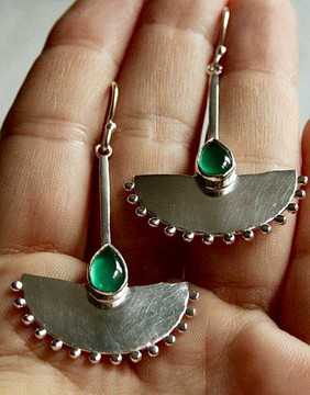 Boucles d’oreilles, ethnique, original, incrustée d’une petite pierre verte