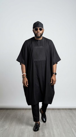Ensemble Agbada noir pour homme avec broderies ton sur ton | Tenue traditionnelle nigériane moderne + casquette Fila assortie