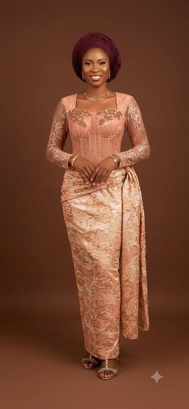 Robe corset en dentelle pêche