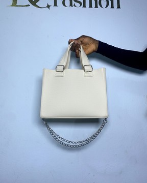 Sac cabas élégant de couleur crème avec bandoulière à chaîne