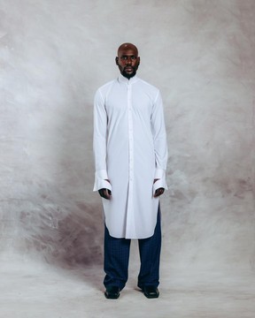 Une chemise blanche extra longue à col évêque