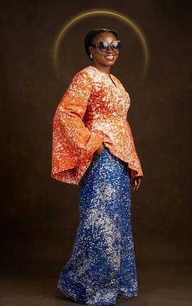 Ensemble Adire deux pièces orange et bleu – Tenue africaine moderne à manches évasées