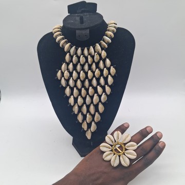 Ensemble collier plastron en coquillages cauris masaï fait main et bague en laiton africain ornée de fleurs