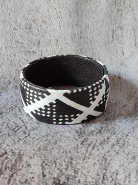 YEMOJA "M" bracelet in black and white WAX fabric-loincloths