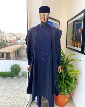 Une Agbada bleu nuit avec un design d'intersection apanese